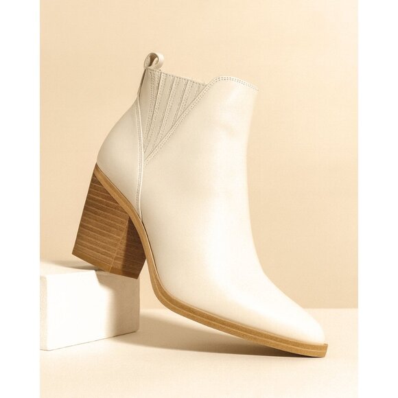 Marc Fisher Gadri Pointed Toe Bootie 9.5 White NEW - Picture 1 of 10